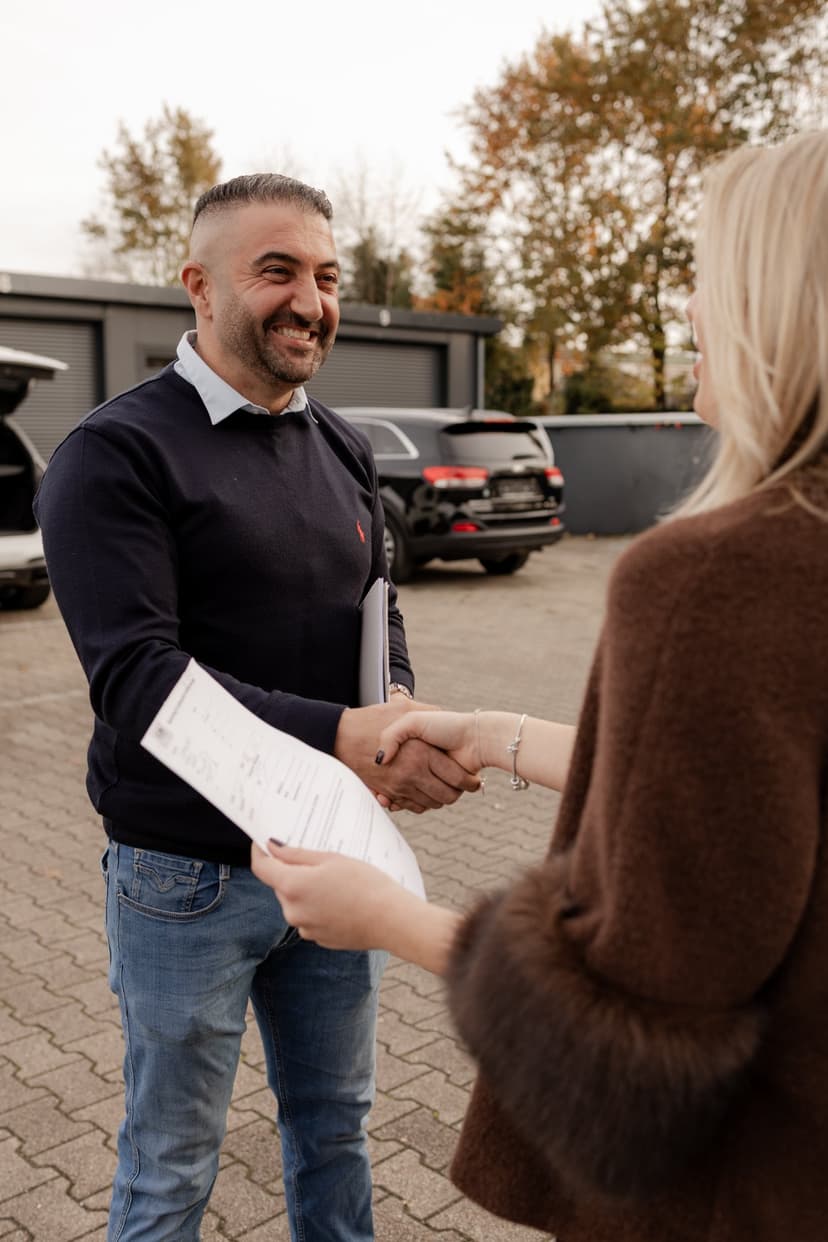 Handschlag nach erfolgreichem Autoankauf